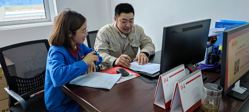 秦军学、乔珊正在学习中_副本.jpg